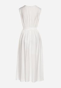 Born2be - Biała Rozkloszowana Sukienka z Wiskozą Kopertowym Dekoltem i Materiałowym Paskiem w Talii Jenvia. Okazja: na spacer. Typ kołnierza: dekolt kopertowy. Kolor: biały. Materiał: wiskoza, materiał. Sezon: lato. Typ sukienki: kopertowe. Styl: klasyczny #5