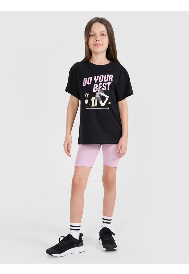 4f - 4F T-shirt regular z nadrukiem dziewczęcy - czarny 128 (7-8 lat). Okazja: na co dzień. Kolor: czarny. Materiał: bawełna, dzianina, jersey. Długość rękawa: krótki rękaw. Długość: krótkie. Wzór: nadruk. Sezon: lato. Styl: klasyczny, casual, sportowy
