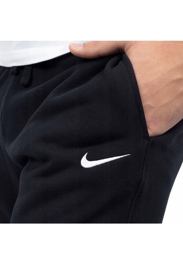 Spodnie Dresowe Męskie Nike Club Fleece. Kolor: czarny. Materiał: dresówka. Długość: długie