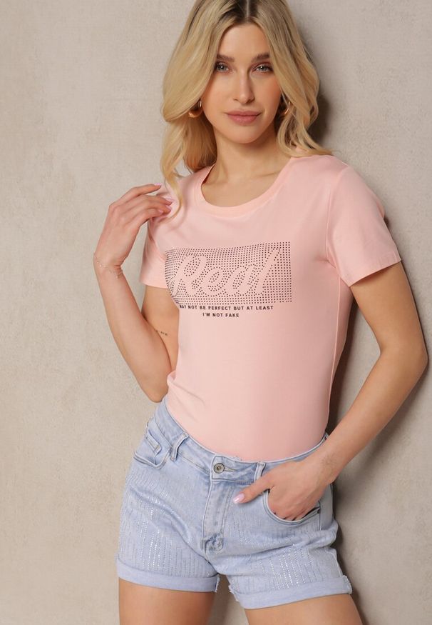 Renee - Jasnoróżowy Koszulka T-shirt z Bawełny z Krótkim Rękawem Ozdobiony Nadrukiem i Cyrkoniami Liarala. Okazja: na co dzień. Kolor: różowy. Materiał: bawełna. Długość rękawa: krótki rękaw. Długość: krótkie. Wzór: nadruk, aplikacja. Styl: casual, klasyczny