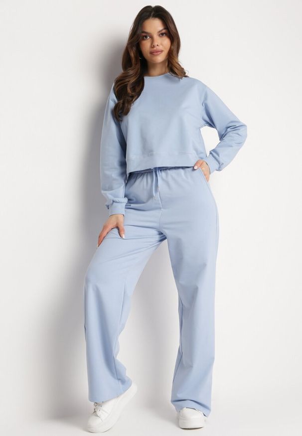 Born2be - Jasnoniebieskie Bawełniane Spodnie Dresowe z Szerokimi Nogawkami Alfira. Kolor: niebieski. Materiał: bawełna, dresówka