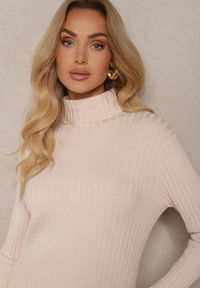 Renee - Jasnobeżowa Sukienka Sweterkowa z Wiskozą i Golfem o Dopasowanym Kroju Ninnellea. Okazja: do pracy, na spotkanie biznesowe, na co dzień. Typ kołnierza: golf. Kolor: beżowy. Materiał: wiskoza. Typ sukienki: proste. Styl: klasyczny, casual, elegancki, biznesowy #5
