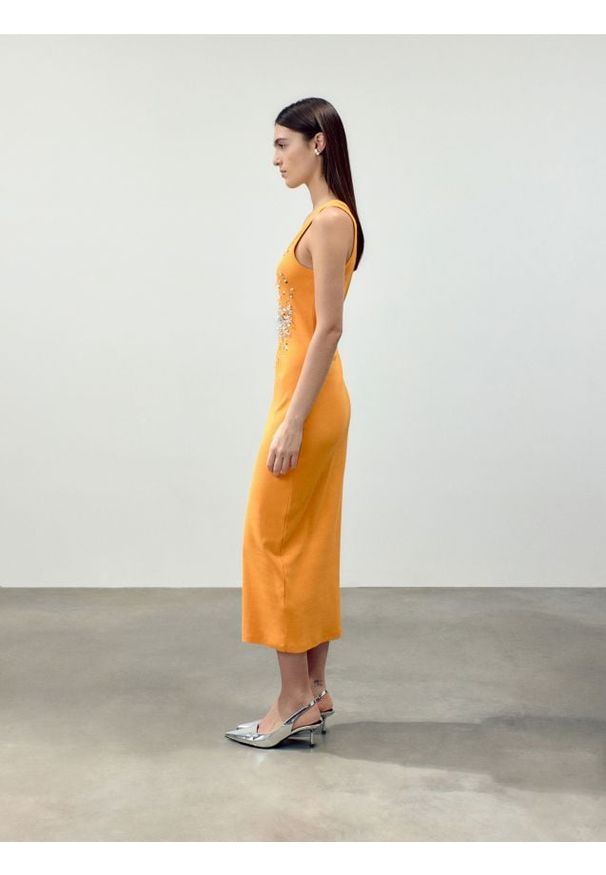 Reserved - Sukienka z połyskującymi aplikacjami - pomarańczowy. Kolor: pomarańczowy. Materiał: dzianina, bawełna. Wzór: aplikacja