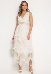 Born2be - Beżowa Sukienka z Kopertowym Dekoltem Wiązaniem na Plecach i Asymetrycznym Dołem z Siateczki Helolla. Okazja: na co dzień. Typ kołnierza: dekolt kopertowy. Kolor: beżowy. Materiał: jeans. Typ sukienki: asymetryczne, kopertowe. Styl: casual, elegancki #1