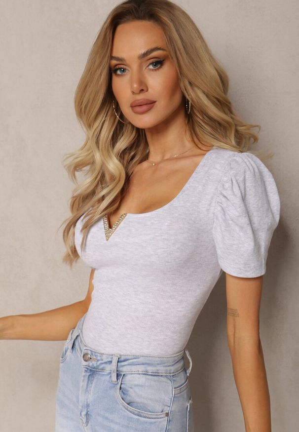 Renee - Jasnoszara Prążkowana Bluzka z Bawełny Ozdobiona Cyrkoniami Kailitha. Kolor: szary. Materiał: prążkowany, bawełna. Wzór: aplikacja