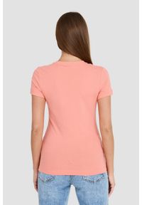 Guess - GUESS Koralowy t-shirt Mini Triangle Tee. Kolor: czerwony
