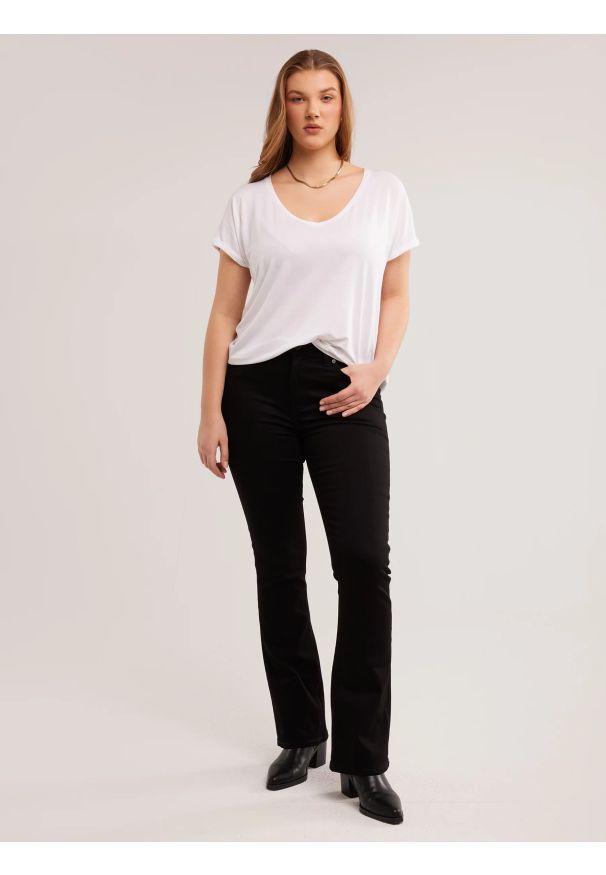 Big-Star - Koszulka damska o luźnym kroju biała Valeria 101. Typ kołnierza: dekolt w kształcie V. Kolor: biały. Materiał: jeans, materiał, wiskoza. Styl: sportowy