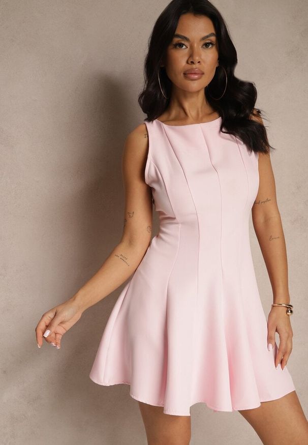 Renee - Różowa Sukienka o Rozkloszowanym Kroju z Przeszyciami Lenirae. Okazja: na imprezę. Kolor: różowy. Sezon: lato. Styl: klasyczny