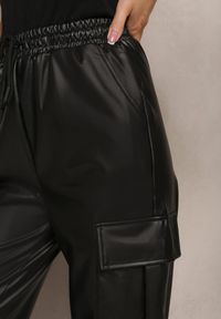 Renee - Czarne Szerokie Spodnie High Waist Ocieplone w Stylu Cargo z Gumką w Pasie i Kieszeniami na Klapy Vilencja. Stan: podwyższony. Kolor: czarny #3