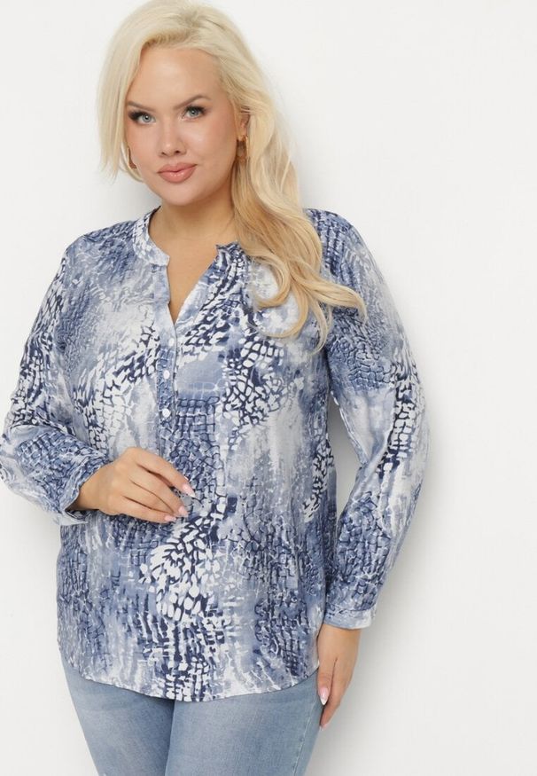 Born2be - Niebieska Koszula z Wiskozy z Dekoltem w Serek w Abstrakcyjny Print Ilanovia. Okazja: na co dzień. Typ kołnierza: dekolt w serek. Kolekcja: plus size. Kolor: niebieski. Długość: długie. Wzór: nadruk. Materiał: wiskoza. Długość rękawa: długi rękaw. Styl: casual, elegancki