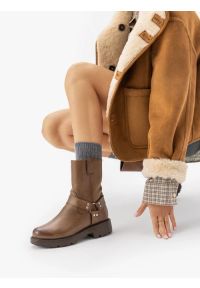 Ryłko - Botki typu biker z metalowymi ozdobami. Nosek buta: okrągły. Zapięcie: zamek. Kolor: brązowy. Materiał: skóra. Szerokość cholewki: normalna. Wzór: aplikacja. Styl: street #1