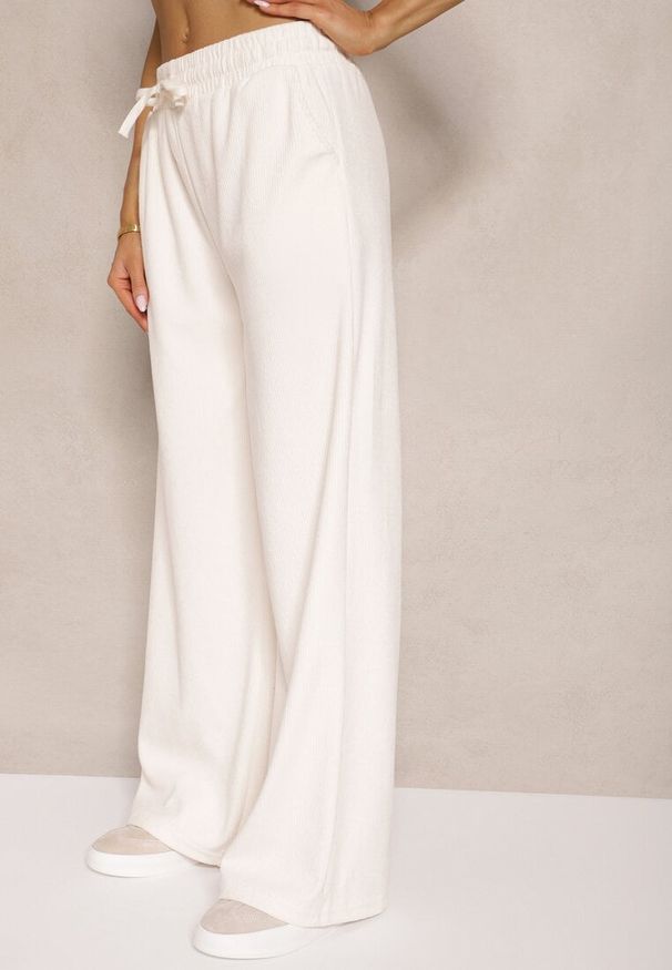 Renee - Białe Spodnie o Szerokim Kroju High Waist z Wiązaniem w Pasie Ettianne. Okazja: na co dzień. Stan: podwyższony. Kolor: biały. Styl: elegancki, casual