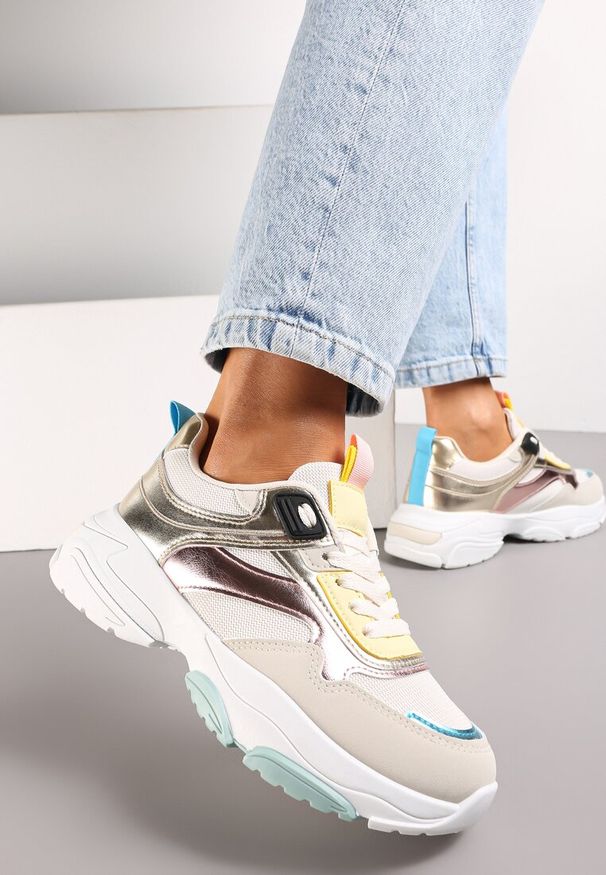 Renee - Biało-Złote Sneakersy z Metalicznymi Wstawkami na Grubej Podeszwie Tahara. Okazja: na co dzień. Kolor: złoty