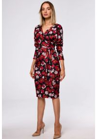 Sukienki.shop - Dopasowana sukienka dzianinowa z kopertową górą i nadrukiem. Okazja: na spotkanie biznesowe. Typ kołnierza: dekolt kopertowy. Materiał: dzianina. Długość rękawa: długi rękaw. Wzór: nadruk. Typ sukienki: kopertowe, ołówkowe. Styl: biznesowy, elegancki, klasyczny. Długość: midi #3
