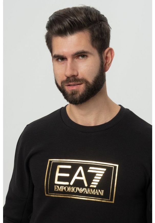 EA7 Emporio Armani - EA7 Czarna męska bluza z dużym złotym logo. Kolor: czarny. Materiał: guma. Wzór: gładki
