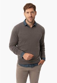 Volcano - Sweter z dekoltem w serek S-STIG. Typ kołnierza: dekolt w serek. Kolor: brązowy. Materiał: dzianina, bawełna. Wzór: jednolity, aplikacja, haft, ze splotem. Styl: klasyczny #1