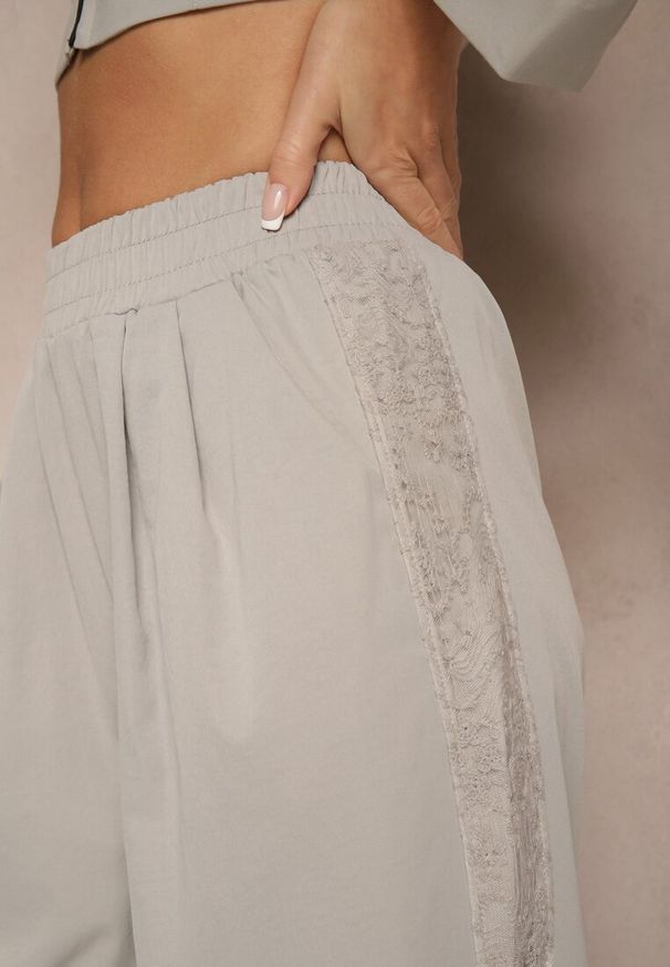 Renee - Jasnoszare Szerokie Spodnie z Bawełną High Waist Ozdobione Koronką Efandiela. Okazja: na co dzień, na imprezę. Stan: podwyższony. Kolor: szary. Materiał: bawełna, koronka. Długość: długie. Wzór: koronka, aplikacja. Styl: casual, elegancki