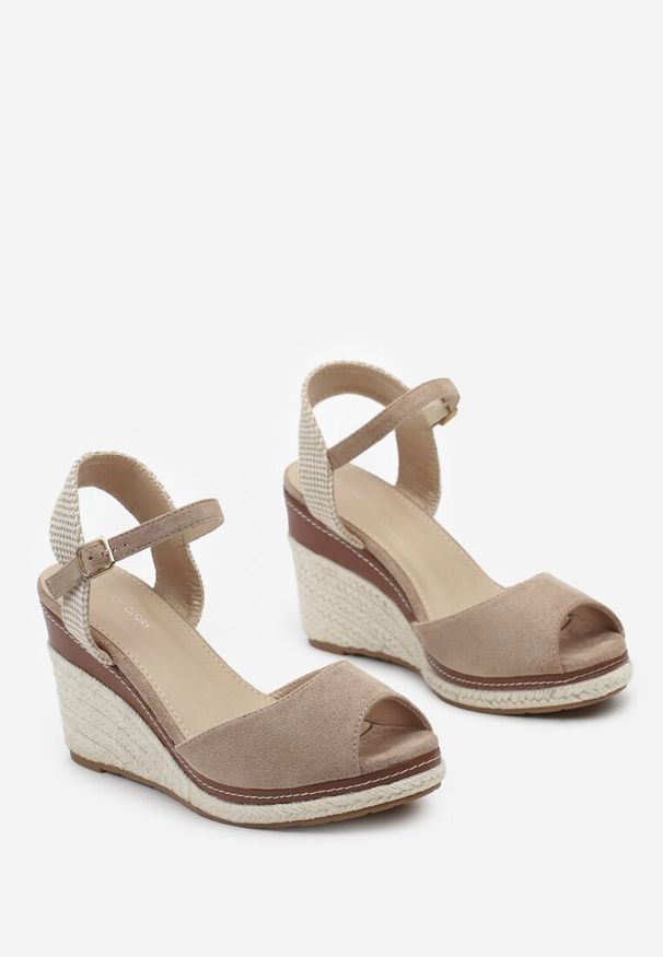 Renee - Ciemnobeżowe Sandały na Koturnie Ozdobionym Plecionką z Juty Admerla. Okazja: na co dzień. Zapięcie: pasek. Kolor: beżowy. Materiał: materiał, len. Wzór: aplikacja. Sezon: lato. Obcas: na koturnie. Styl: elegancki, wakacyjny, casual