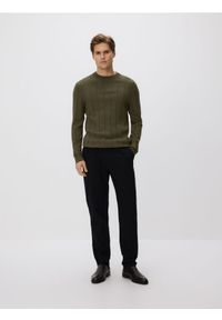 Reserved - Sweter z wiskozą - oliwkowy. Kolor: oliwkowy. Materiał: wiskoza