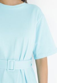Born2be - Jasnoniebieska Bawełniana Sukienka Mini z Materiałowym Paskiem z Klamrą Yakatoki. Okazja: na co dzień. Kolor: niebieski. Materiał: materiał, bawełna. Długość rękawa: krótki rękaw. Styl: casual. Długość: mini #5