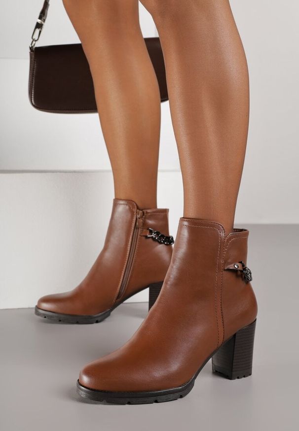 Born2be - Brązowe Botki na Słupku z Ozdobnym Łańcuszkiem Thaliinara. Kolor: brązowy. Obcas: na słupku