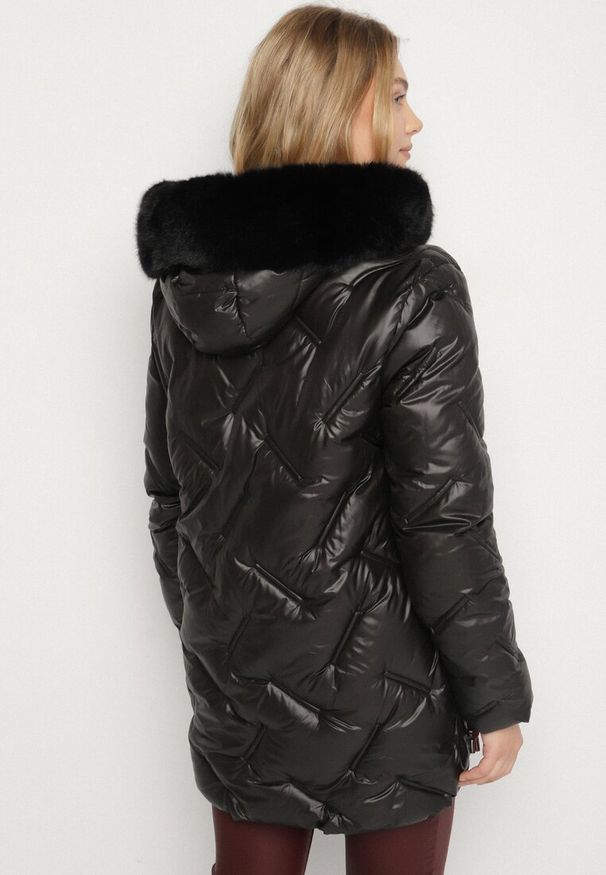 Born2be - Czarna Pikowana Kurtka z Kapturem z Odpinanym Futerkiem Sevea. Okazja: na spacer. Typ kołnierza: kaptur. Kolekcja: plus size. Kolor: czarny. Materiał: futro. Styl: sportowy, klasyczny