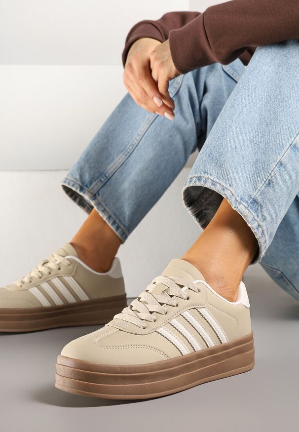 Born2be - Ciemnobeżowe Sneakersy Tenisówki Ozdobione Paskami Naire. Okazja: na co dzień. Zapięcie: pasek. Kolor: beżowy. Materiał: jeans. Wzór: aplikacja