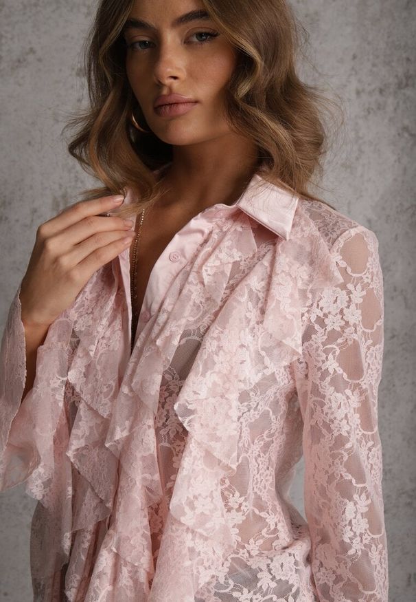 Renee - Różowa Wiskozowa Koronkowa Koszula z Bawełną i Falbanami Oraeno. Kolor: różowy. Materiał: wiskoza, bawełna, koronka