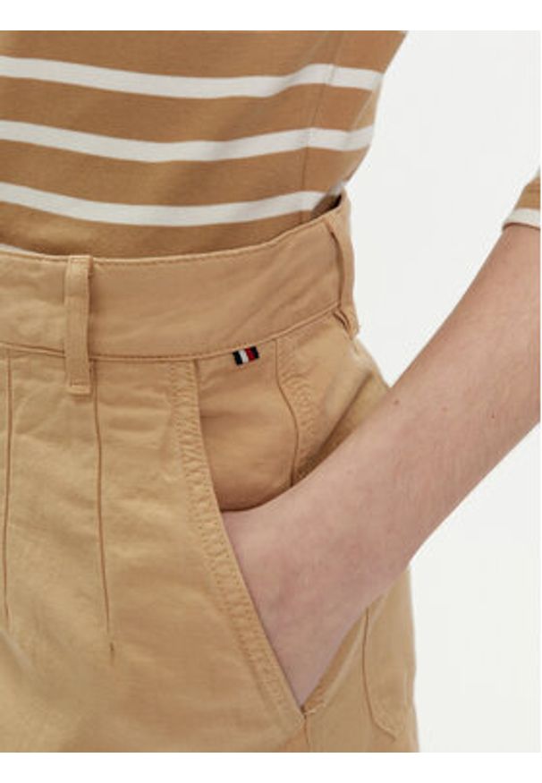 TOMMY HILFIGER - Tommy Hilfiger Szorty materiałowe WW0WW41603 Beżowy Relaxed Fit. Kolor: beżowy. Materiał: bawełna