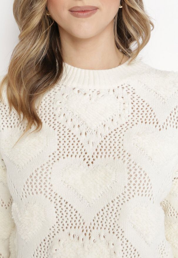 Born2be - Jasnobeżowy Sweter w Serca o Klasycznym Fasonie ze Ściągaczami Biriet. Kolor: beżowy. Materiał: bawełna, wełna. Styl: klasyczny
