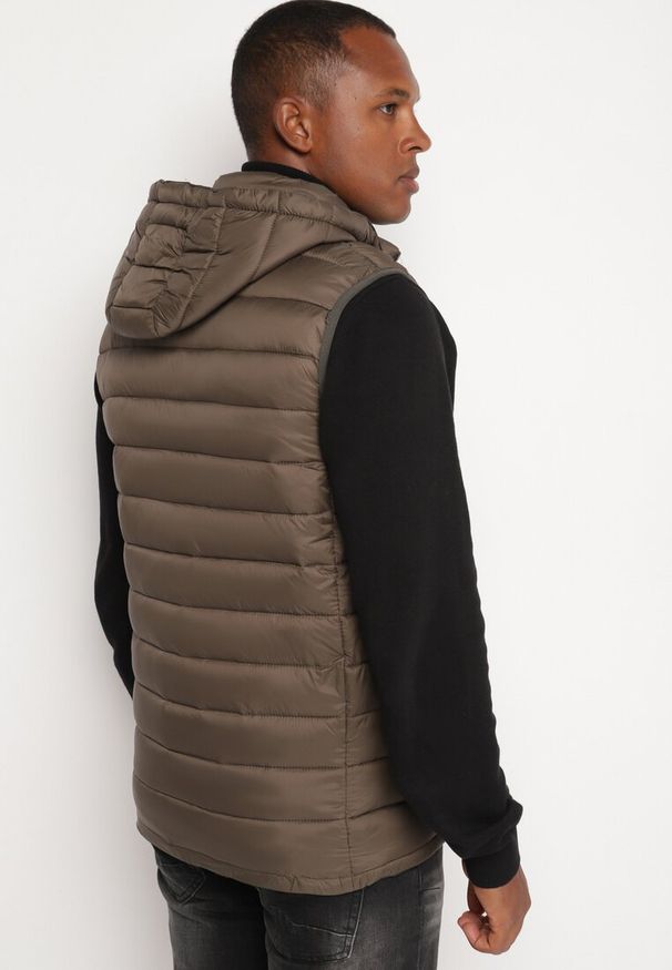 Born2be - Ciemnozielona Kamizelka z Odpinanym Kapturem Pikowana ze Ściągaczami Wodoodporna Migiel. Okazja: na co dzień. Kolor: zielony. Materiał: jeans. Styl: casual, elegancki