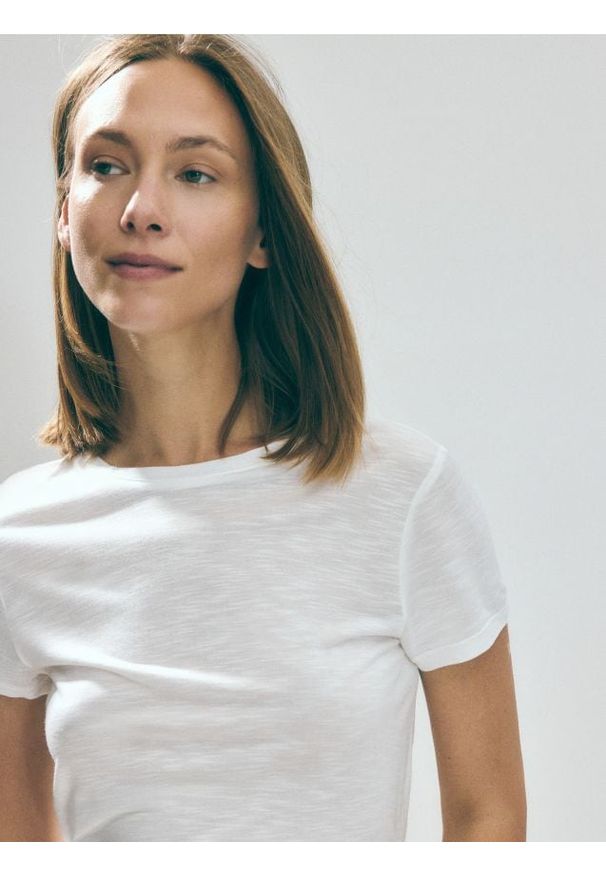 Reserved - T-shirt z wiskozy - złamana biel. Materiał: wiskoza