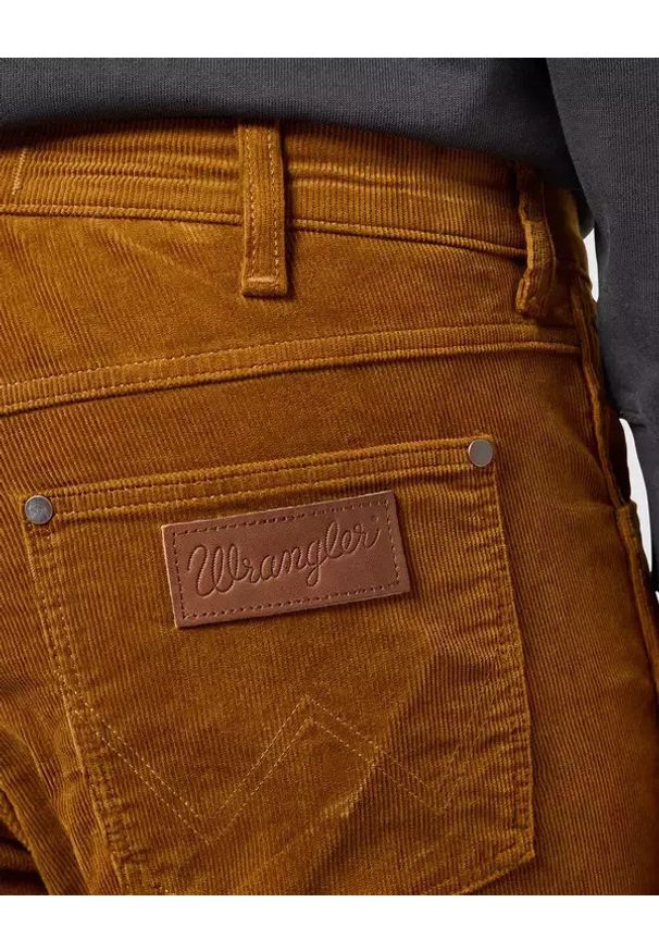 Wrangler - WRANGLER MĘSKIE SPODNIE SZTRUKSOWE GREENSBORO MONKS ROBE 112358055 W15Q017442. Materiał: sztruks