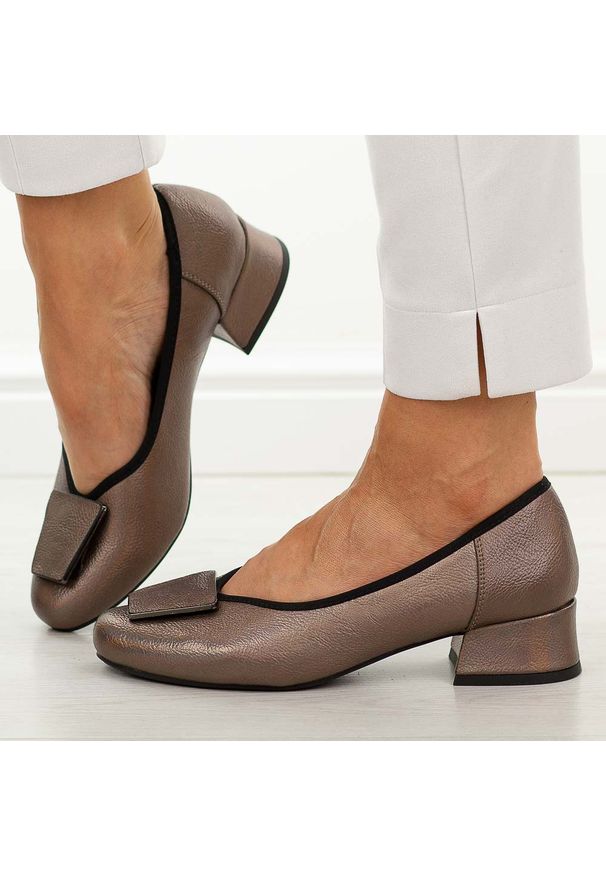 Brązowe czółenka damskie na obcasie M.Daszyński Sa279-1. Okazja: na co dzień. Nosek buta: okrągły. Kolor: brązowy. Szerokość cholewki: normalna. Wzór: aplikacja. Materiał: skóra. Sezon: wiosna, lato. Obcas: na obcasie. Styl: casual, elegancki, klasyczny, wizytowy. Wysokość obcasa: niski