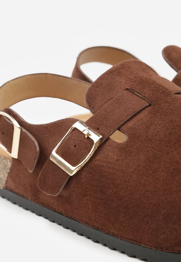 Renee - Brązowe Sandały Typu Chodaki z Klamrami Silvermore. Okazja: na co dzień. Zapięcie: klamry. Kolor: brązowy. Materiał: jeans. Styl: casual, street