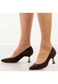 Brązowe zamszowe skórzane Polskie szpilki damskie Prestige 2111. Okazja: na spotkanie biznesowe, na ślub cywilny, na wesele, na imprezę. Kolor: brązowy. Materiał: zamsz, skóra. Szerokość cholewki: normalna. Obcas: na szpilce. Styl: biznesowy, elegancki, klasyczny, wizytowy. Wysokość obcasa: średni #1