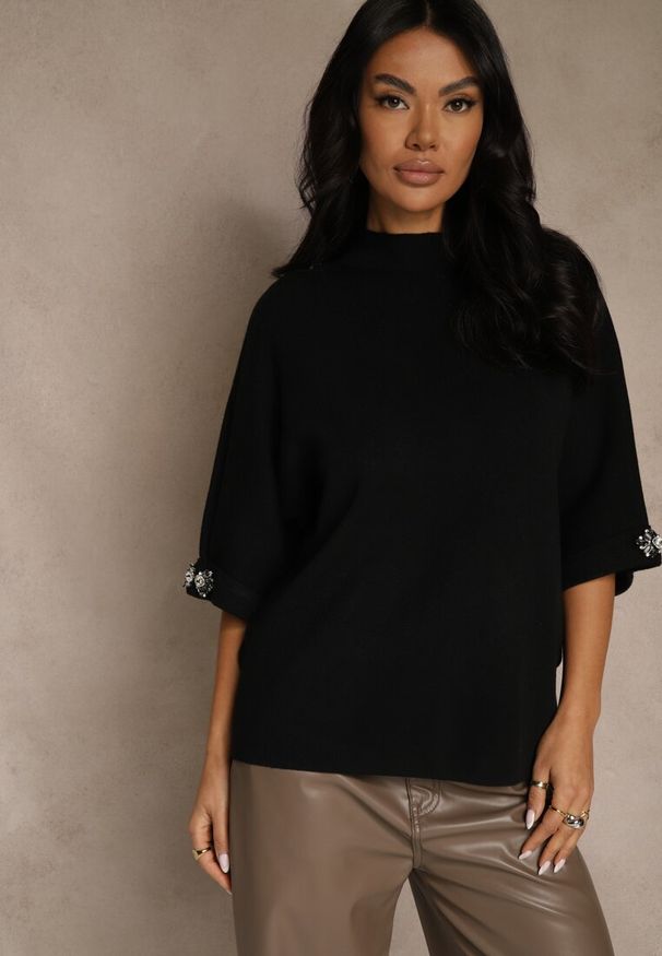 Renee - Czarny Sweter z Cyrkoniami przy Rękawach Corentusa. Okazja: na co dzień. Kolor: czarny. Materiał: jeans. Wzór: aplikacja. Styl: casual, elegancki