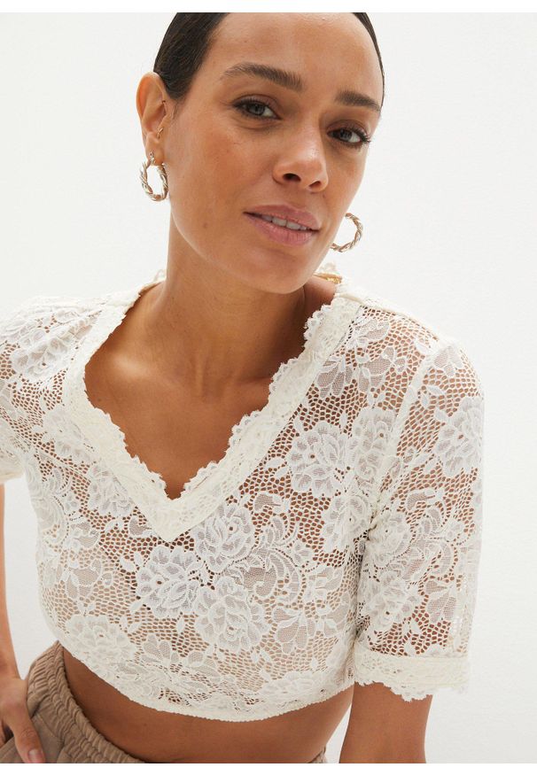 bonprix - Krótka bluzka koronkowa w ludowym stylu, z guzikiem. Kolor: biały. Materiał: koronka. Długość rękawa: krótki rękaw. Długość: krótkie. Wzór: kwiaty, koronka