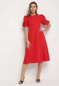 Born2be - Czerwona Sukienka o Rozkloszowanym Kroju z Bufiastymi Rękawami Melisseia. Kolor: czerwony. Styl: klasyczny