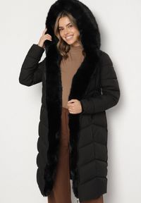 Born2be - Czarna Pikowana Kurtka z Futerkowym Obszyciem i Paskiem Samiria. Okazja: na co dzień, do pracy, na spotkanie biznesowe. Kolor: czarny. Materiał: poliester, dzianina, jeans, futro. Styl: biznesowy, klasyczny, casual #3