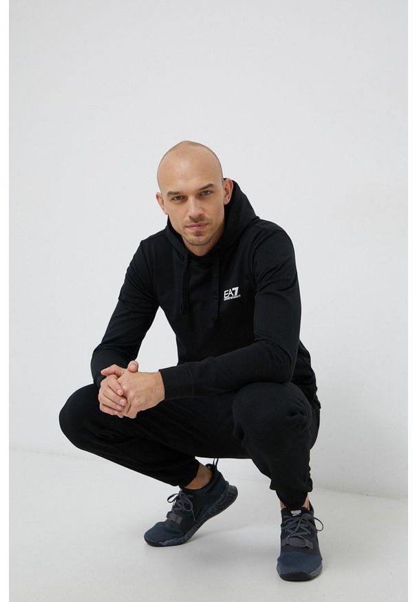 EA7 Emporio Armani Bluza bawełniana męska kolor czarny z kapturem gładka. Okazja: na co dzień. Typ kołnierza: kaptur. Kolor: czarny. Materiał: bawełna. Wzór: gładki. Styl: casual