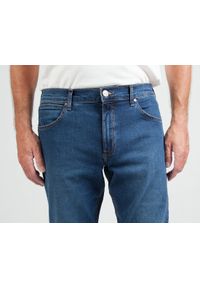 Wrangler - WRANGLER GREENSBORO MĘSKIE SPODNIE JEANSOWE FAR GONE W15QOAR21