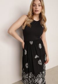 Born2be - Czarna Rozkloszowana Spódnica z Wiskozy w Kwiatowy Wzór Masterore. Okazja: na co dzień, do pracy. Kolor: czarny. Materiał: wiskoza. Wzór: kwiaty. Styl: casual #5