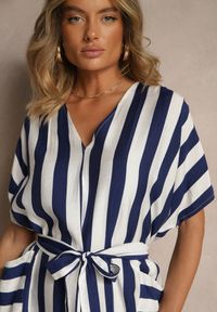 Renee - Niebieska Pudełkowa Sukienka z Wiskozą z Motywem Pasków i Wiązaniem Lumierae. Okazja: na co dzień. Kolor: niebieski. Materiał: wiskoza. Styl: elegancki, casual