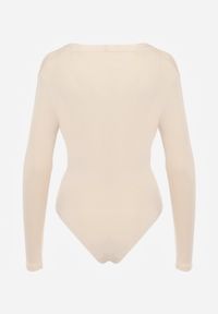 Born2be - Jasnobeżowe Body z Wiskozą i Kopertowym Dekoltem Candletree. Okazja: na co dzień. Kolor: beżowy. Materiał: wiskoza. Długość: długie. Wzór: aplikacja. Styl: casual, elegancki #4