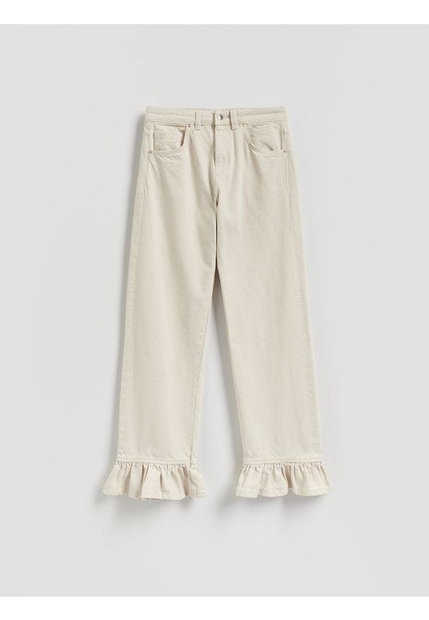 Reserved - Jeansy wide leg z falbankami - kremowy. Kolor: kremowy