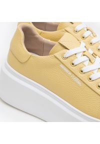 Wittchen - Damskie sneakersy ze skóry na grubej podeszwie klasyczne żółte. Okazja: na co dzień. Nosek buta: okrągły. Kolor: żółty. Materiał: skóra. Obcas: na platformie #10