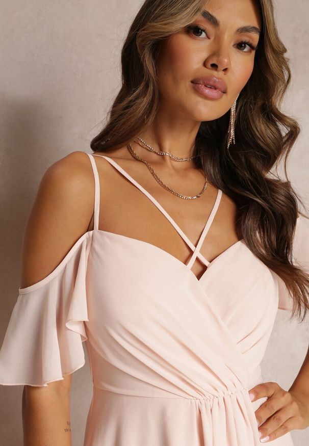 Renee - Różowa Rozkloszowana Sukienka Maxi o Kopertowym Fasonie na Cienkich Ramiączkach Burwena. Okazja: na wesele, na ślub cywilny. Kolor: różowy. Długość rękawa: na ramiączkach. Typ sukienki: kopertowe. Długość: maxi