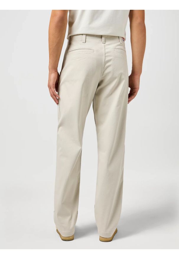 Wrangler - WRANGLER MĘSKIE SPODNIE WRANGLER RELAXED CHINO PELICAN 112362915