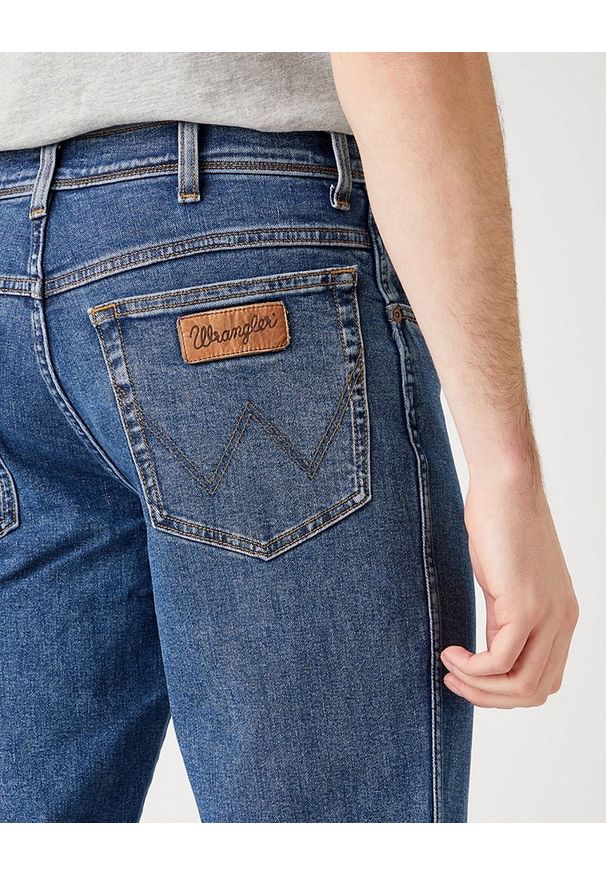 Wrangler - MĘSKIE SPODNIE JEANSOWE WRANGLER TEXAS SLIM STONEWASH W12S33010 112141144